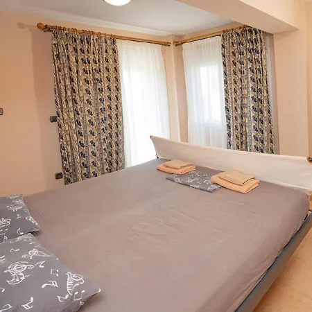 Ilias Apartament *